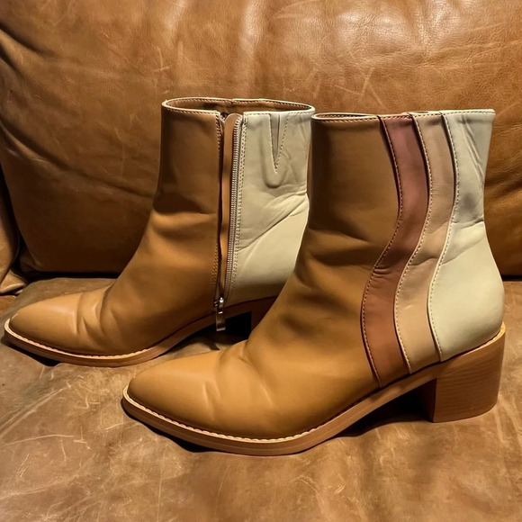 MCLC Tan Ivory Soft Vegan Leather Ombré Wave Boots | Size 9 - Picture 5 of 12